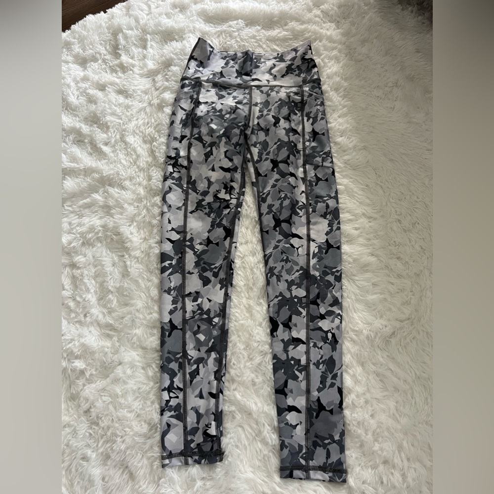 Savvi workout leggings, size small, like new, side pockets!!!